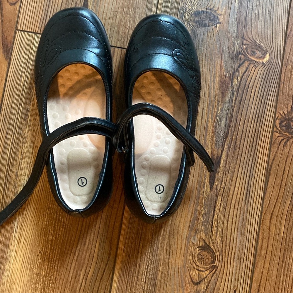 Girls black mary Jane’s shoes